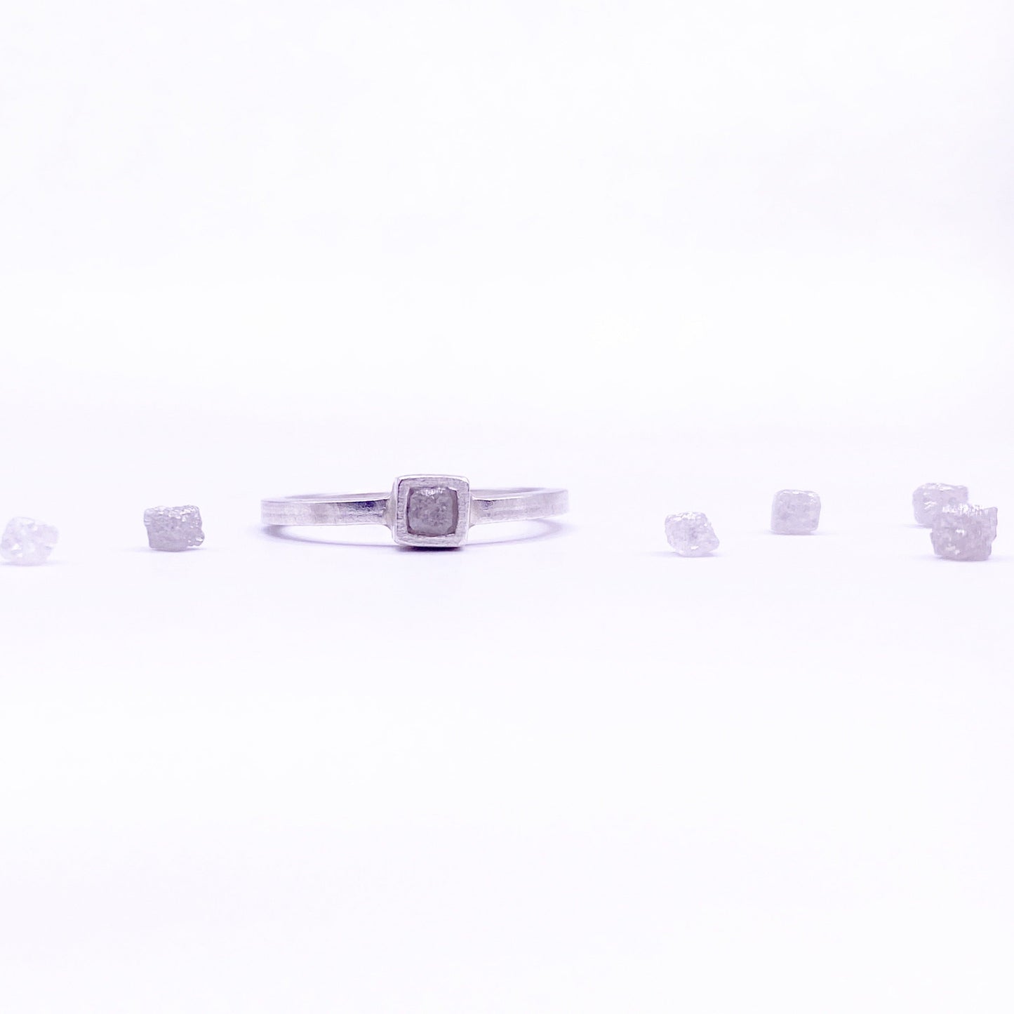 Anell DOT □ amb diamant en brut BLANC