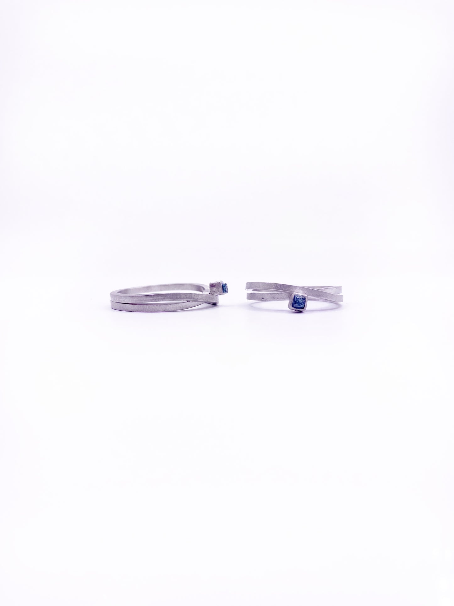 Anell INFINIT de plata i diamant en brut blau
