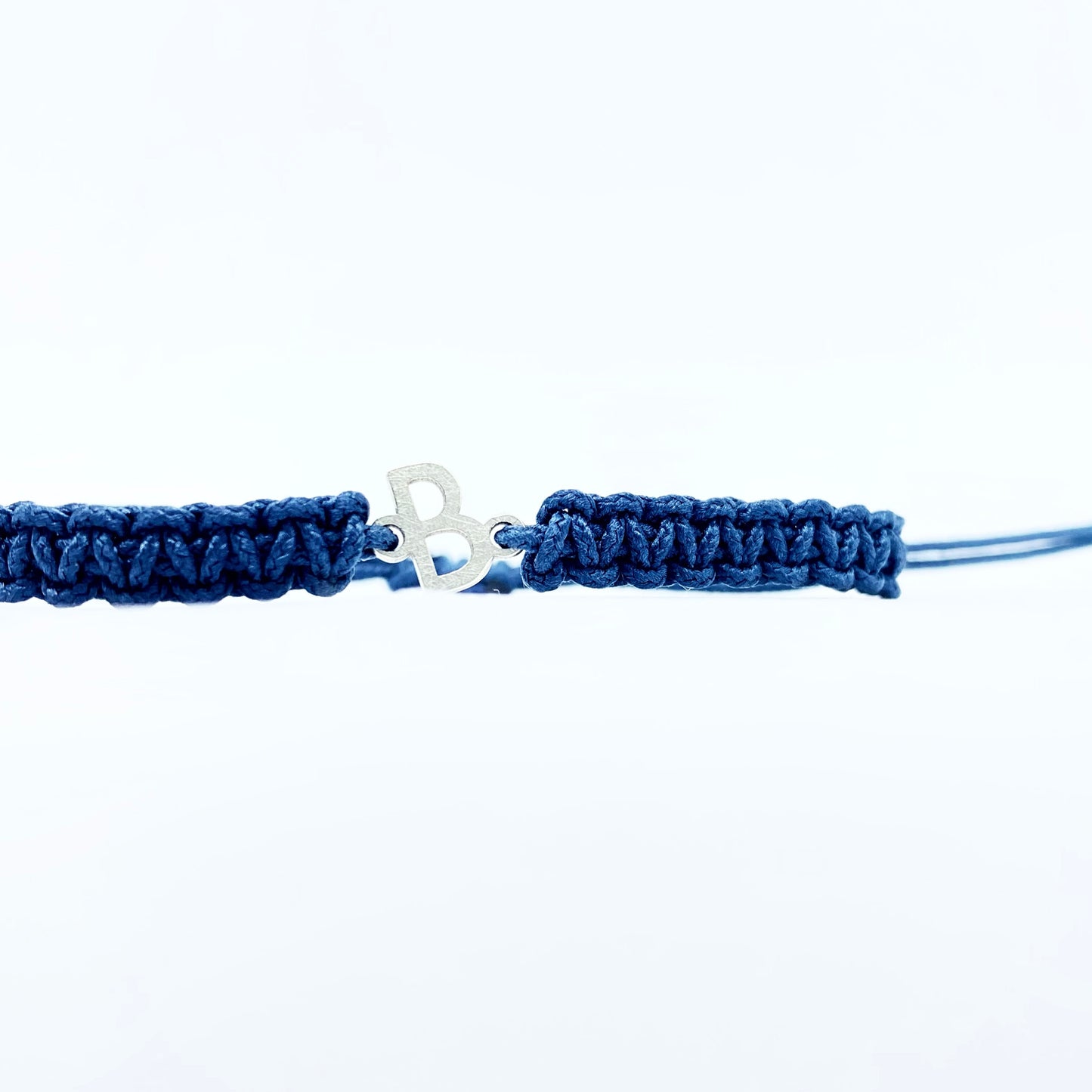 Pulsera INCIAL de plata MACRAMÉ