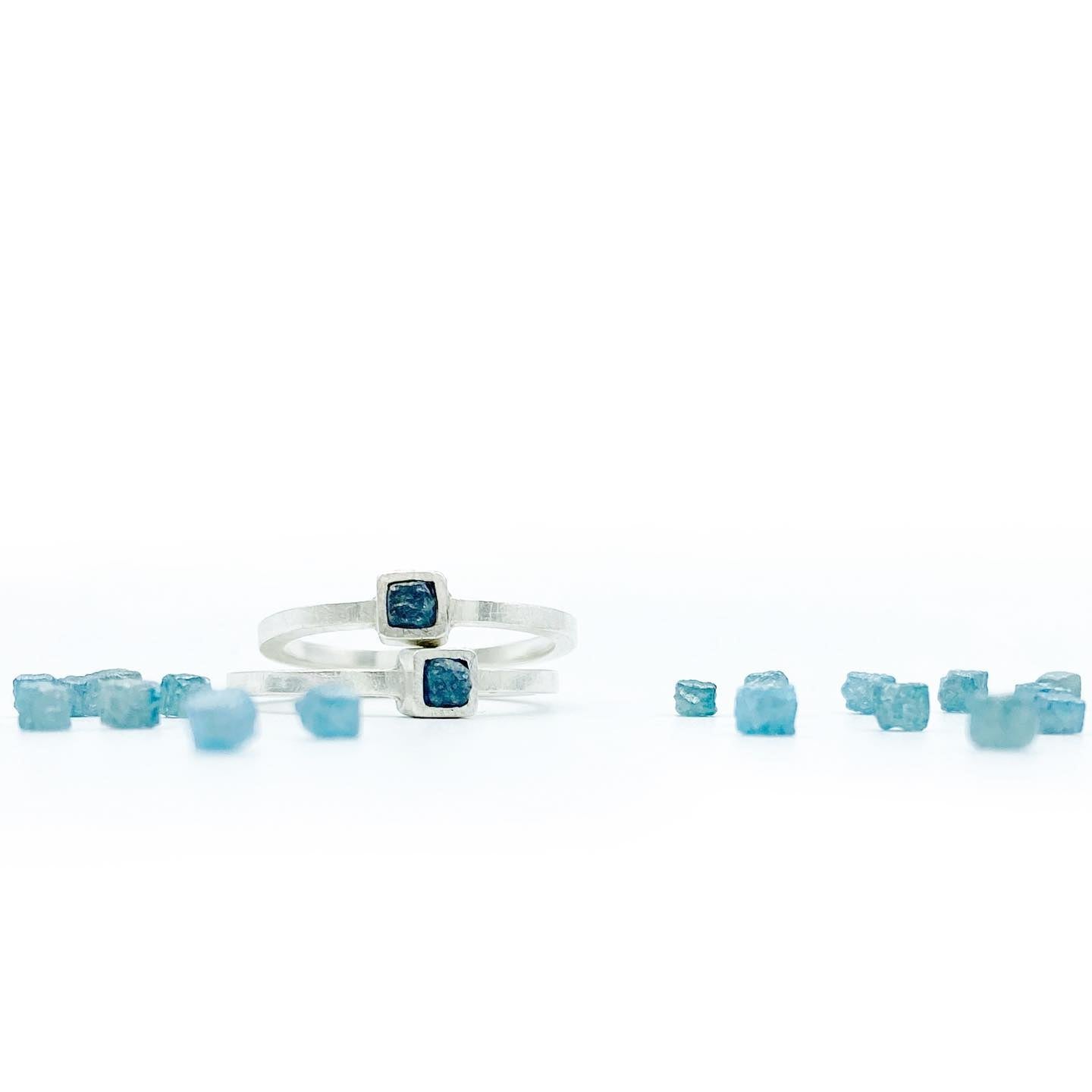 Anillo DOT de plata con diamante azul en bruto