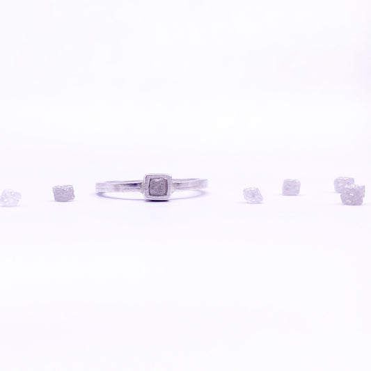 Anillo DOT de plata con diamante blanco en bruto