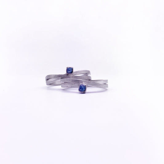 Anell INFINIT de plata i diamant en brut blau