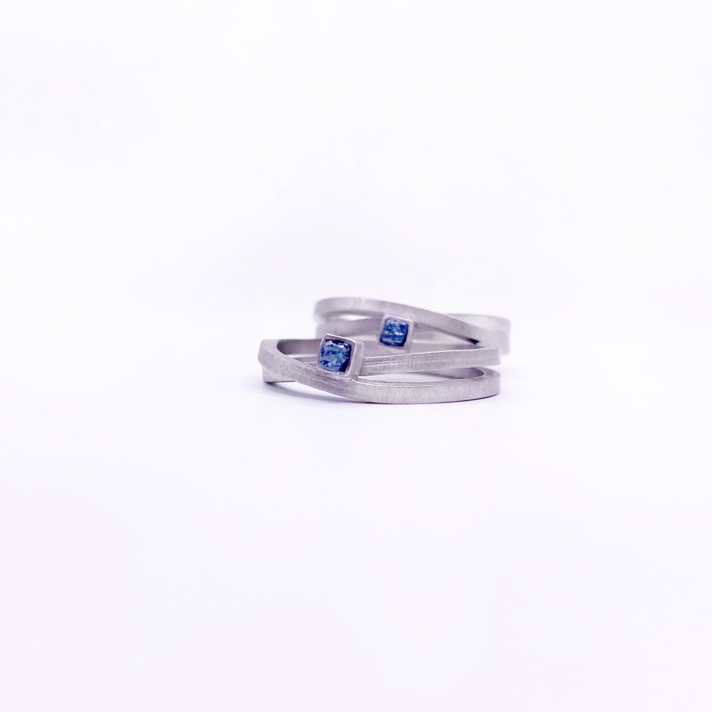 Anell INFINIT de plata i diamant en brut blau