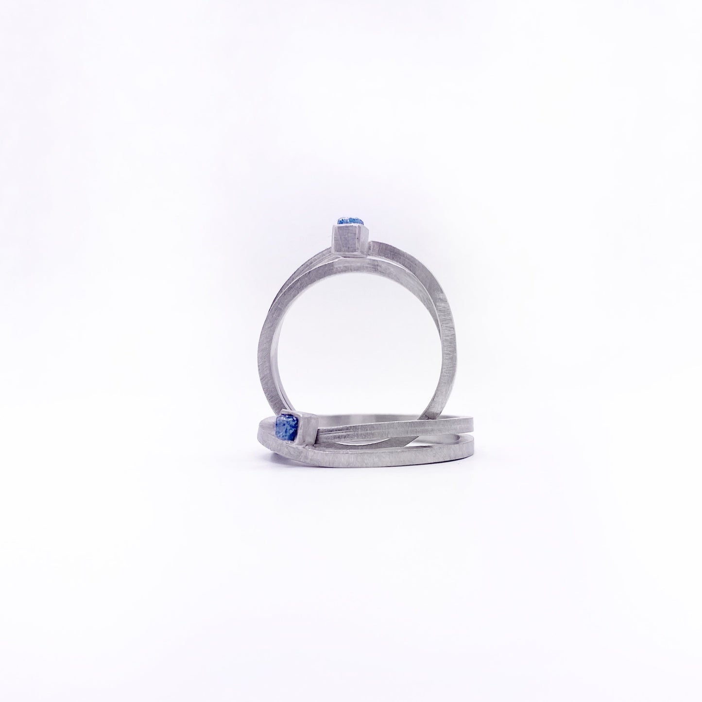 Anell INFINIT de plata i diamant en brut blau