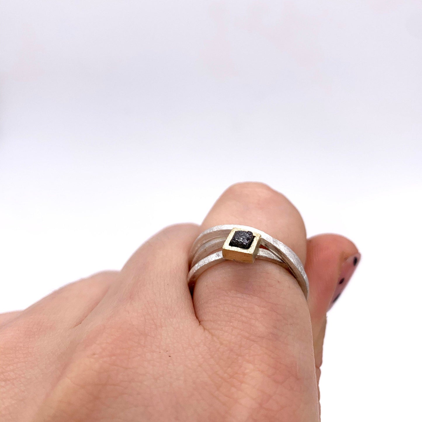Anillo LIO de plata, oro y diamante en bruto negro
