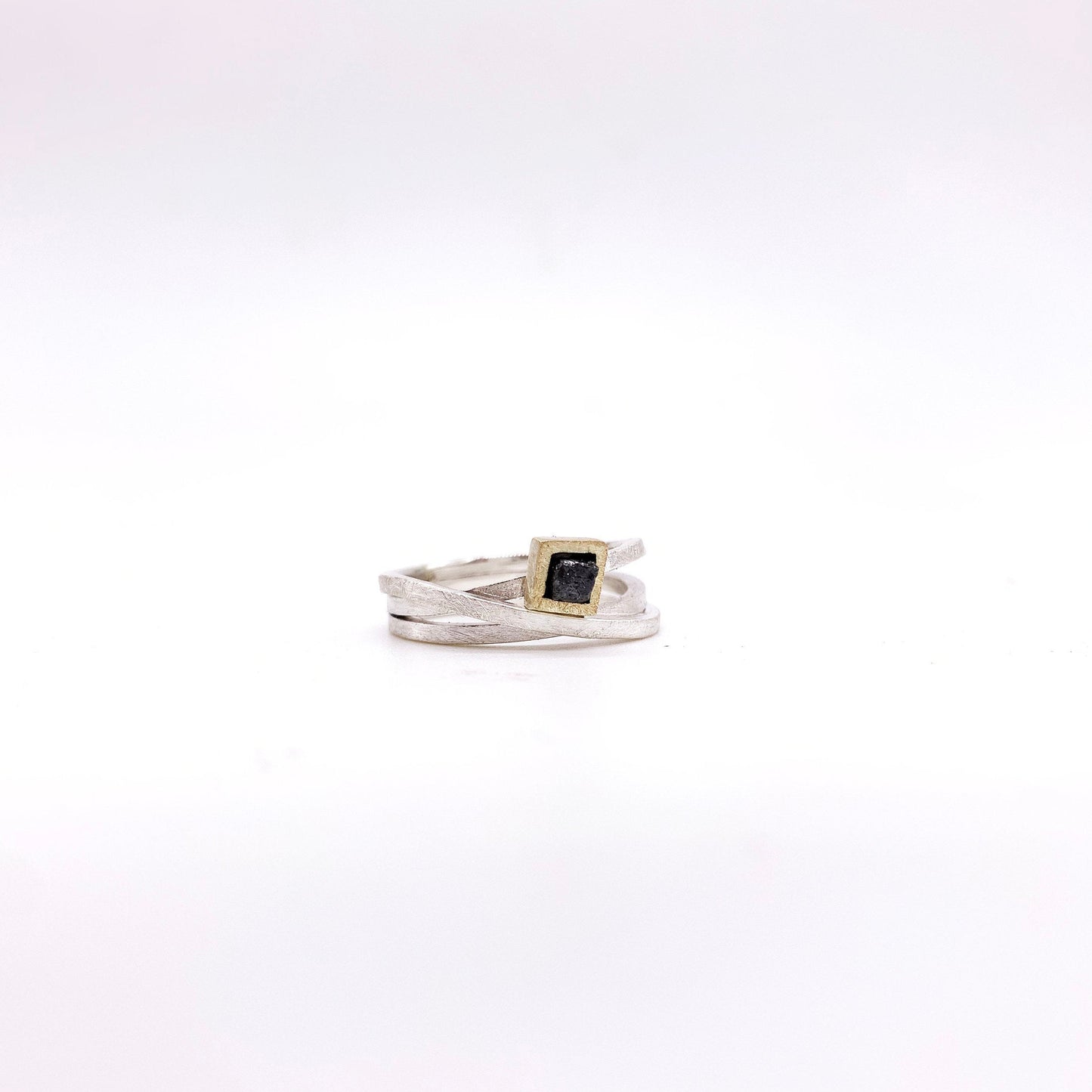 Anillo LIO de plata, oro y diamante en bruto negro