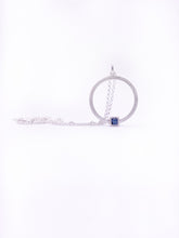 Cargar imagen en el visor de la galería, Colgante DOT de plata con diamante azul en bruto
