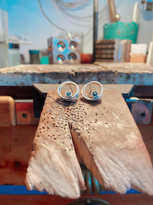 Arracades EMBOLIC diamant en brut BLAU · Pendientes LIO diamante en bruto AZUL